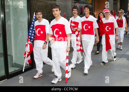 Demonstranten in 2011 türkische Day parade Kopf an den Start der Parade auf der Fifth Avenue in New York City Stockfoto