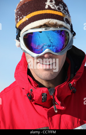 junger Mann, Skifahren Stockfoto