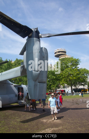 Besucher gehen vorbei an der massiven Motor ein Marinekorps v-22 Osprey in Flushing Meadow Park während der Fleet Week 2011 in New York City Stockfoto