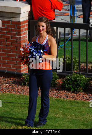 13. November 2010: Ein Auburn University Cheerleader Jubel während des Spiels der University of Georgia. Stockfoto