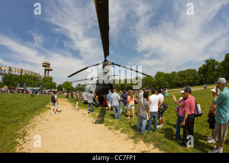 Besucher Line-up Marinekorps CH-46 Sea Knight Helikopter in Flushing Meadow Park während der Fleet Week 2011 in New York City zu betreten Stockfoto