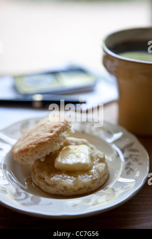 Butter schmelzen auf Keks Stockfoto
