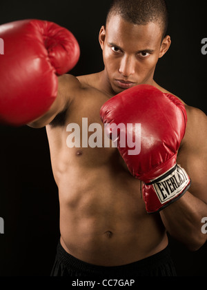 Boxer mit roten Everlast Boxhandschuhe Stockfoto