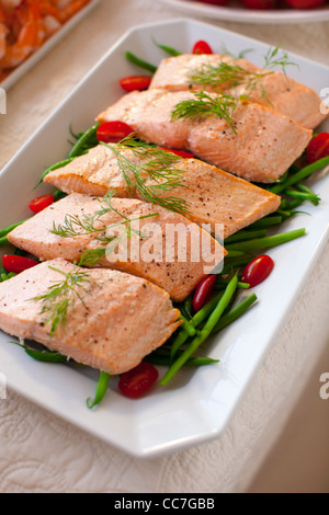 Lachsfilets auf grünen Bohnen Stockfoto