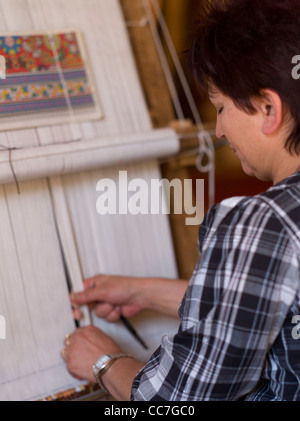 Türkin Handweberei Teppich auf einem traditionellen Webstuhl Stockfoto