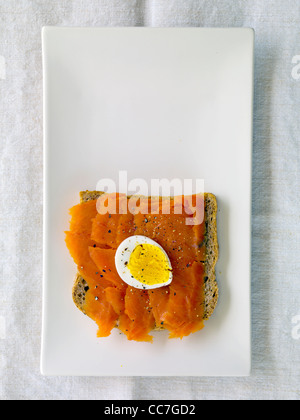 Lox und hart gekochtes Ei auf Brot Stockfoto