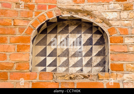 Verlassene Gebäude aus rotem Backstein Wand- und Bögen Hintergrund. Stockfoto