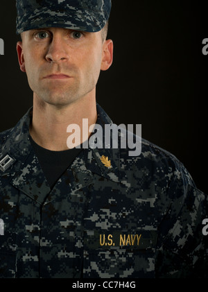 Vereinigte Staaten Marine Offizier in Navy Uniform arbeiten Stockfoto