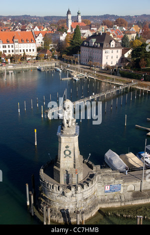 Stadt Lindau am Bodensee mit Hafen Löwenstatue gesehen vom Leuchtturm, Deutschland Stockfoto