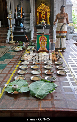 Angebote in Gerichte im Sri Senpaga Vinayagar Temple, Singapur. Stockfoto