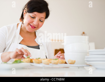 Lächelnde Hispanic Frau Backen Stockfoto