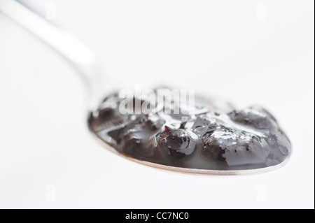Löffel mit Blaubeeren Marmelade Stockfoto