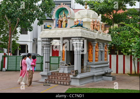 Gläubigen an Sri Senpaga Vinayagar Temple, Singapur. Stockfoto