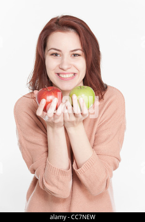 Junge Frau halten zwei Äpfel Stockfoto