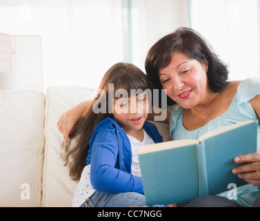 Hispanische Mutter und Tochter ein Buch zu lesen Stockfoto