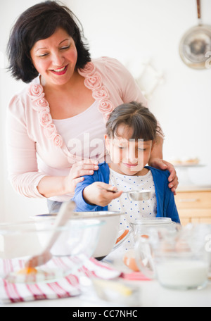 Hispanische Mutter und Tochter gemeinsam Backen Stockfoto