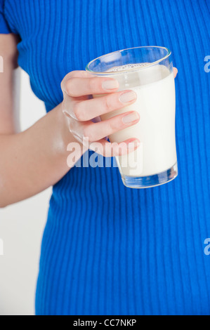 Junge Frau mit einem Glas Milch Stockfoto