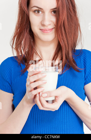 Junge Frau mit einem Glas Milch Stockfoto