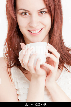 Junge Frau mit einer weißen Tasse Stockfoto