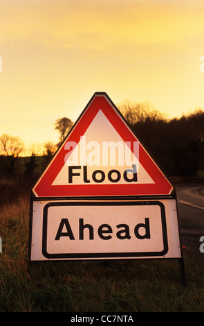 Warnung Roadsign Flut in der Straße vor uns in der Nähe von Leeds Yorkshire UK Stockfoto