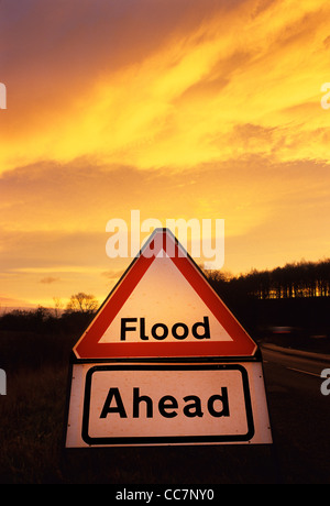 Warnung Roadsign Flut in der Straße vor uns in der Nähe von Leeds Yorkshire UK Stockfoto