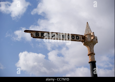 Gegossen Sie Eisen-Finger-Post zeigt den Weg zum Brentwood, Essex Norwood Ende, Fyfield, Stockfoto