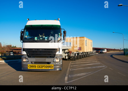 Auto; groß; kaufen; Auto; Fracht; bunte; Bau; Lieferung; Laufwerk; schnell; Industrie; Linie; LKW; viele; machen; viele; Spiegel; neu; Stockfoto