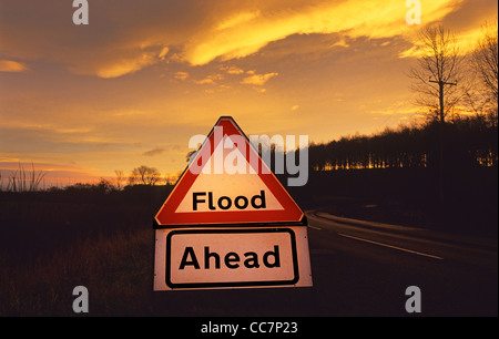 Warnung Roadsign Flut in der Straße vor uns in der Nähe von Leeds Yorkshire UK Stockfoto