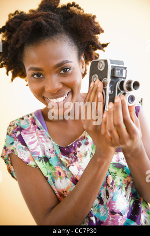 Schwarze Frau mit altmodischen Videokamera Stockfoto