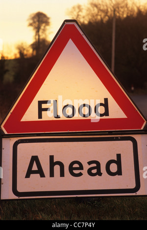 Warnung Roadsign Flut in der Straße vor uns in der Nähe von Leeds Yorkshire UK Stockfoto