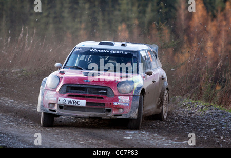 Aktion von Wales Rallye GB 2011 - Kris Meeke in vollem Tempo auf eine scharfe Rechtshänder hoch oben in den walisischen Bergen Stockfoto