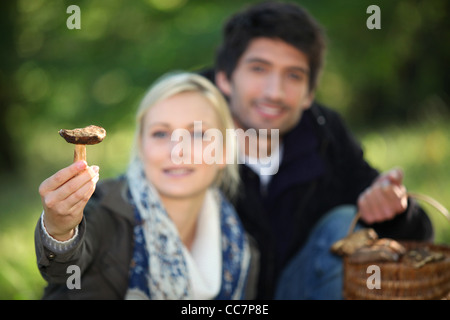 Paar Kommissionierung Pilze im Wald Stockfoto