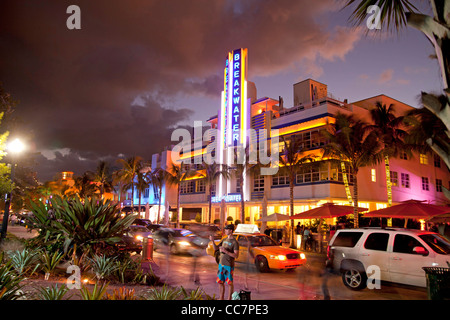 beleuchtete Art-Deco-Hotels am berühmten Ocean Drive in South Beach, Miami Beach, Florida, USA Stockfoto