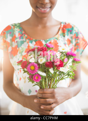 Schwarze Frau mit Blumenstrauss Stockfoto