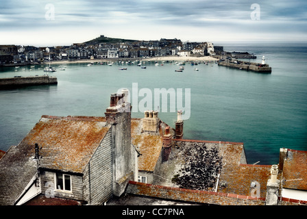 Mit Blick auf Dächer durch den Hafen von St. Ives, Cornwall, England, uk Stockfoto