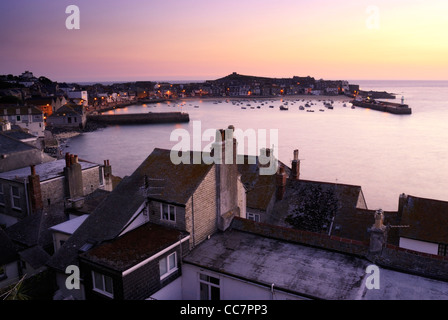 Mit Blick auf Dächer durch den Hafen von St. Ives, Cornwall, England, uk Stockfoto