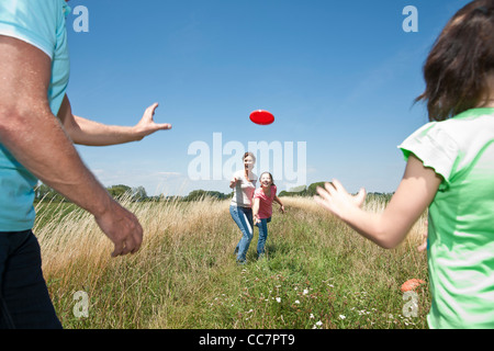 Familie, spielen Frisbee, Mannheim, Baden-Württemberg, Deutschland Stockfoto