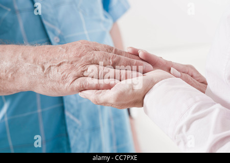 Nahaufnahme der Betreuer des Patienten Hand hält Stockfoto