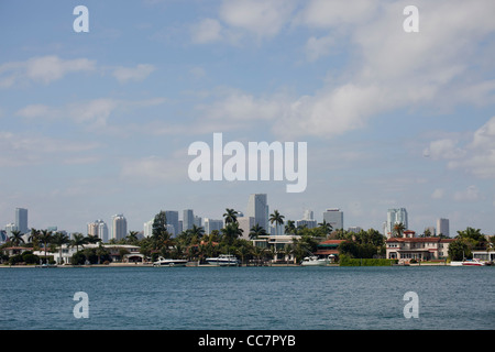 Yachten, Villen und die Skyline von Miami, Florida, USA Stockfoto