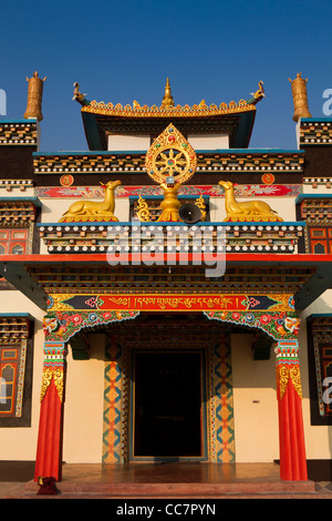 Indien, Arunachal Pradesh, Dirang, erbaute neu buddhistische Gompa Tür im Morgengrauen Stockfoto