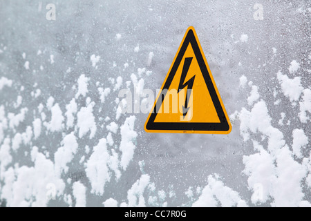 gelbes Schild hoch Strom Vorsicht Stockfoto