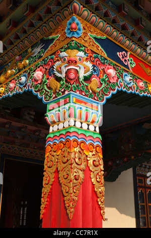 Indien, Arunachal Pradesh, Dirang, bunte Säule des neu errichteten buddhistischer Gompa Tür Stockfoto