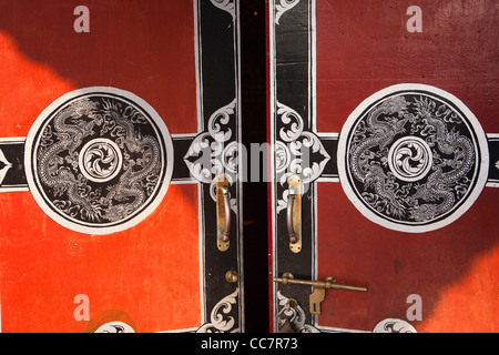 Indien, Arunachal Pradesh, Dirang, erbaute neu buddhistische Gompa Tür dekoriert mit Drachen Motiv mandala Stockfoto