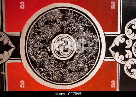 Indien, Arunachal Pradesh, Dirang, erbaute neu buddhistische Gompa Tür dekoriert mit Drachen Motiv mandala Stockfoto