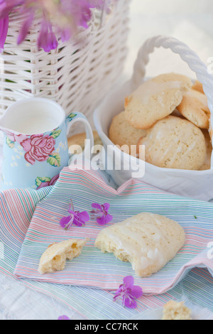 Zitrone Cookies und einen Krug Milch Stockfoto