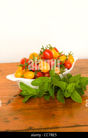 rote und gelbe Kirschtomaten Stockfoto