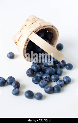 Heidelbeeren in einem Korb auf einem Tisch Stockfoto