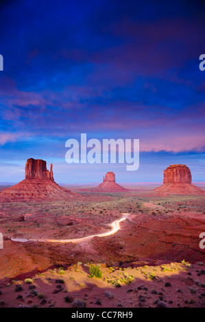 Monument Valley in der Dämmerung nach Sonnenuntergang, Utah, USA Stockfoto