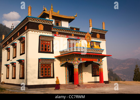 Indien, Arunachal Pradesh, Dirang, erbaute neu buddhistische Gompa Tür im Morgengrauen Stockfoto