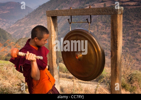 Indien, Arunachal Pradesh, Dirang, erbaute neu buddhistische Gompa jungen Mönch auffällig Gong Momks zum Gebet zu rufen Stockfoto